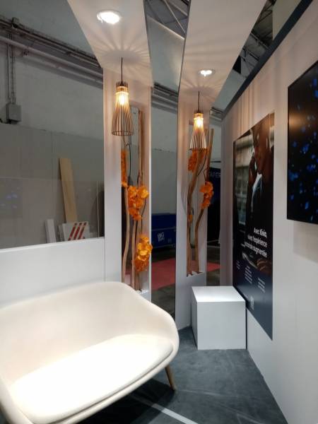 Location de décoration florale pour stand à Marseille.