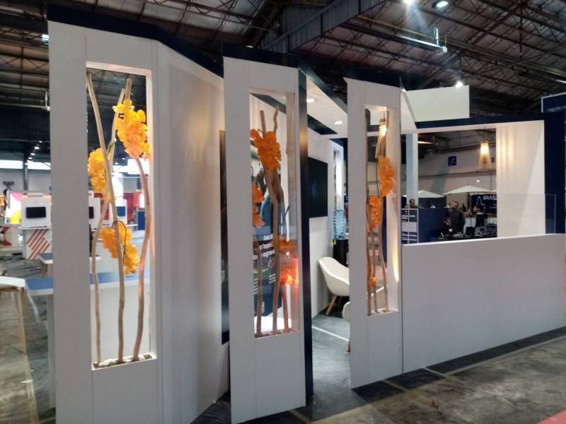 Les fenêtres florales sont montées sur le stand.