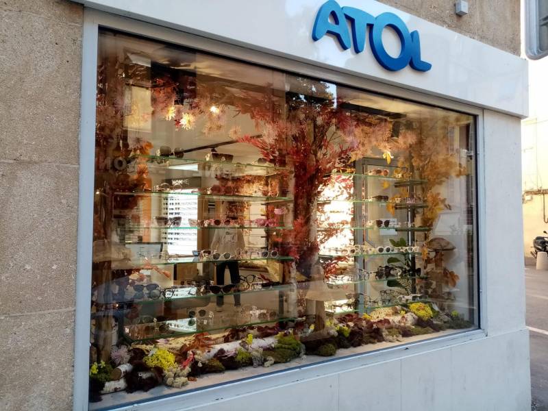 Décor de fleurs à la vente ou à la location pour une vitrine de magasin d'opticien Atol à Aix en Provence