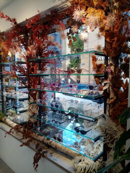 Décor de fleurs à la vente ou à la location pour une vitrine de magasin d'opticien Atol à Aix en Provence