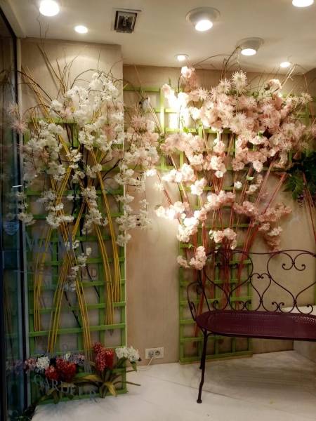 Le fond de cette vitrine de vêtements pour dames est travaillé sur le mur et en hauteur pour économiser la surface.