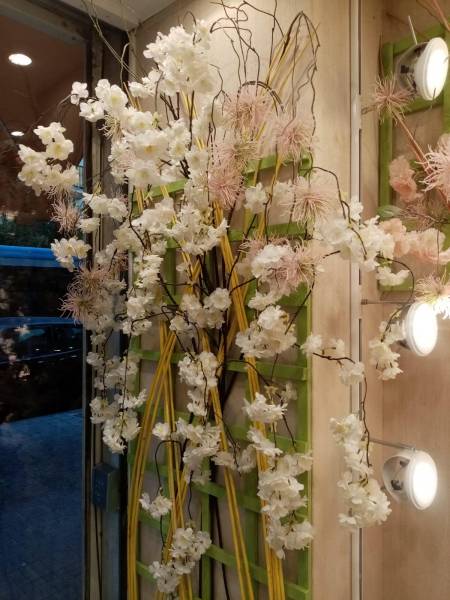 Les treillis en bois peint en vert supportent des cerisiers en cascades.