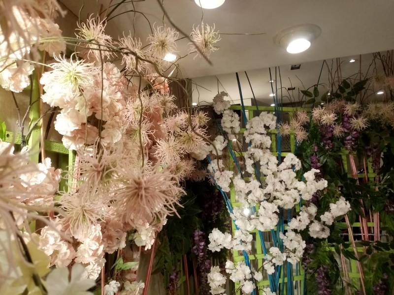 Les cerisiers et les amandiers surplombent le haut du fond de la vitrine pour ne pas gêner les mannequins.