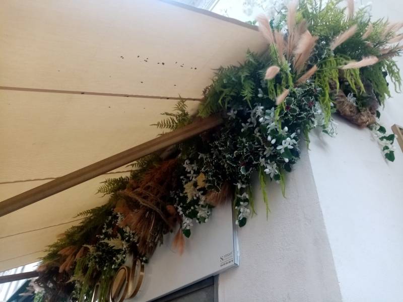 Décoration florale artificielle pour façade et vitrine de commerces