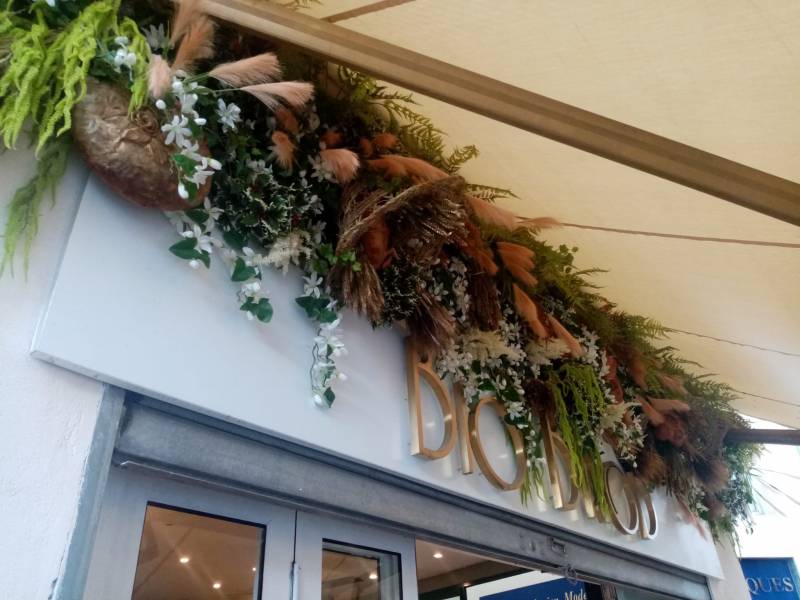 Vente de décor de fleurs artificiellles de façade de magasin et restaurant à Nice