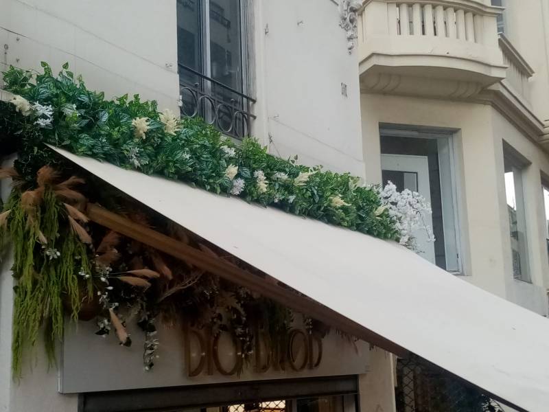 Décoration artificielle de fleurs pour commerces à Nice
