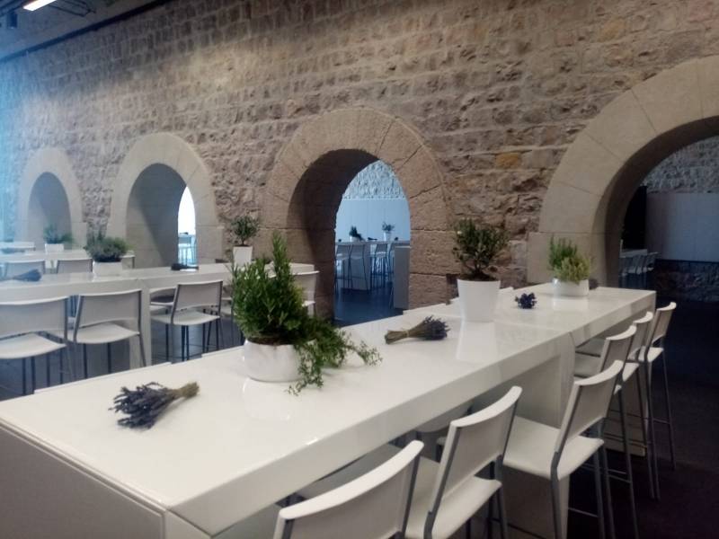 Le thym, le romarin, la sarriette, la ciboulette, la menthe, la lavande, l'oseil, le persil, la sauge, la coriande sont les plantes idéales pour les compositions florales de centres de tables. 