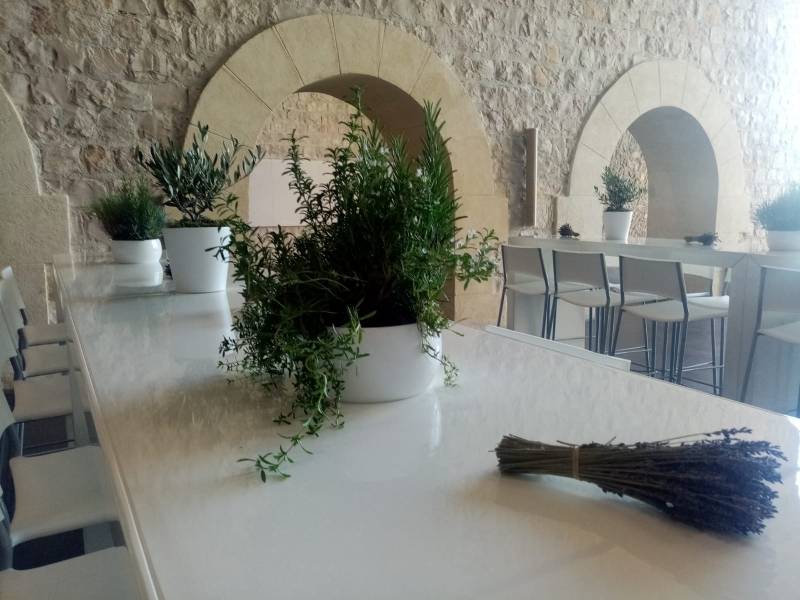 Des bouquets de lavande séchées sont disposées sur les tables.