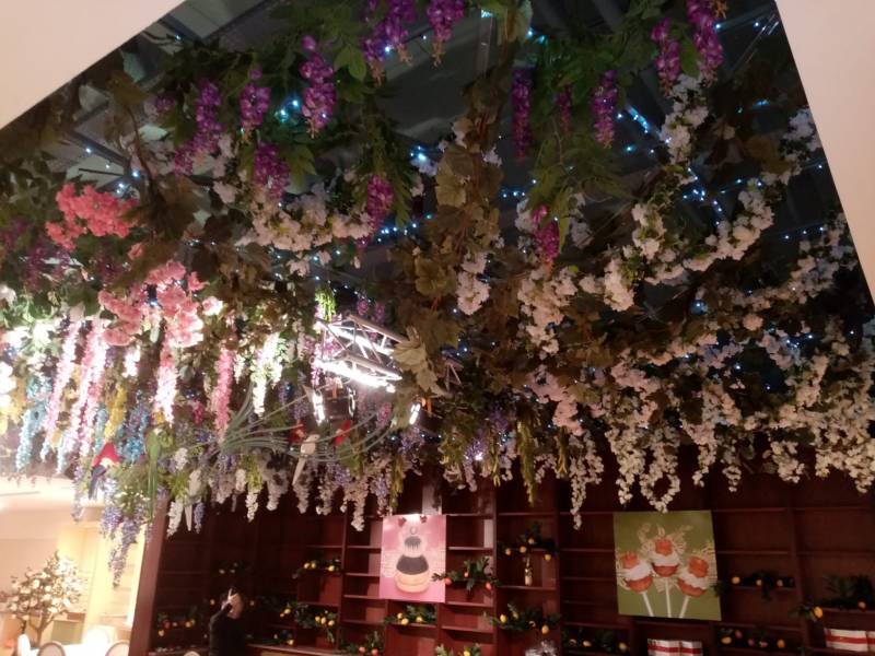 Les glycines et les vignes forment la trame de fond du plafond printanier.