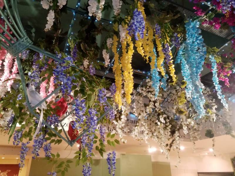 Des oiseaux étranges se logent dans la mongolfière florale.