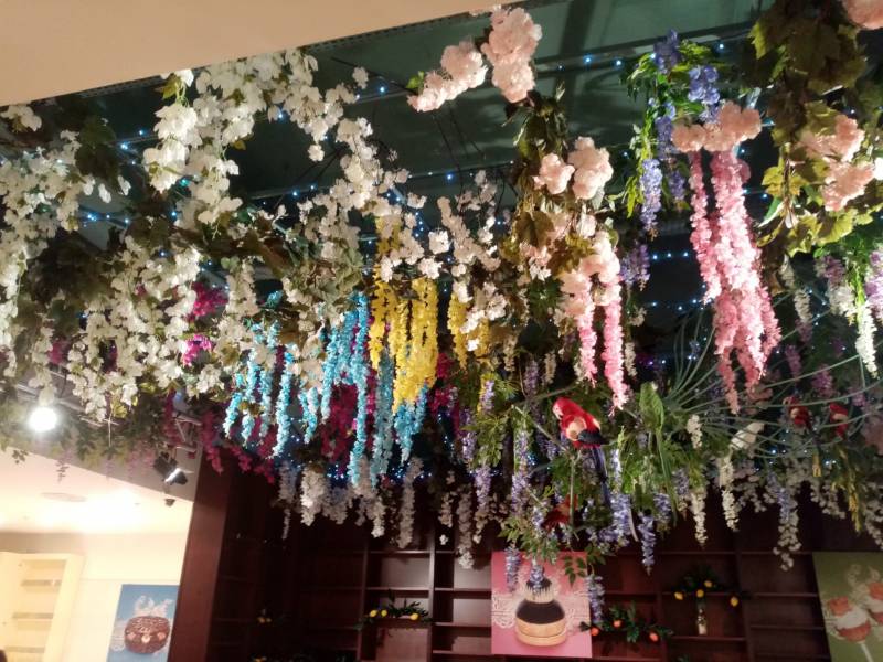 Des oiseaux se posent sur ce plafond de fleurs printanières.