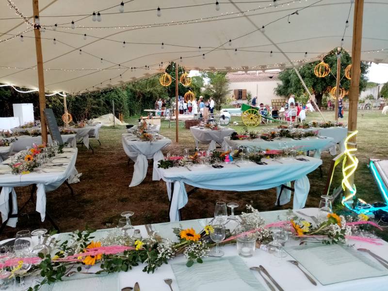 Les lignes florales rythment la danse des tables.