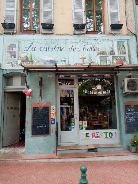 Vous pouvez déguster de bons plats aussi bien en intérieur que sur la terrasse.