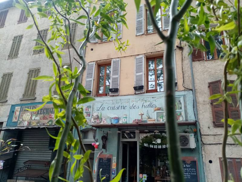 Le restaurant La Cuisine des Halles à Salernes confie sa décoration de plantes à Clorofil events.