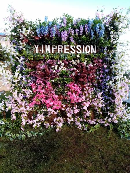 Clorofil events personnalise votre mur de fleurs artificielles en location ou à la vente.