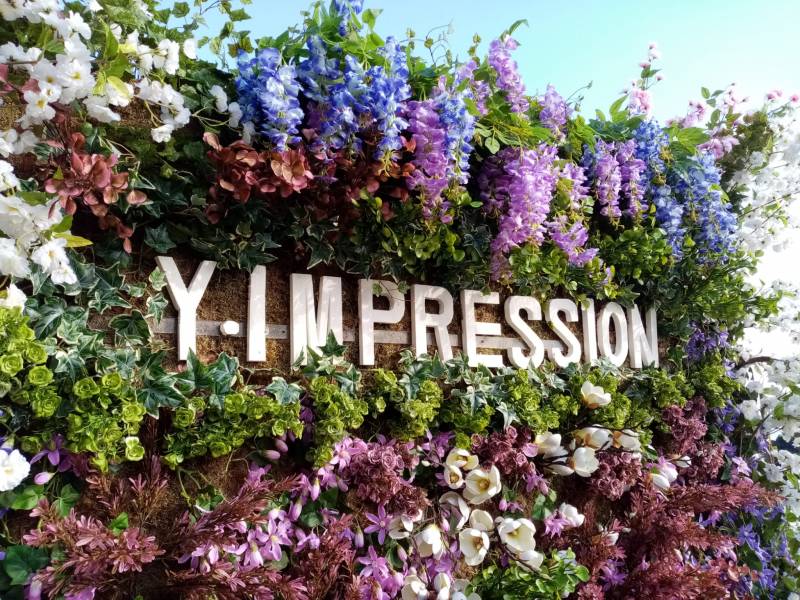 Mariage floral réussit pour ce mur de fleurs créé par clorofil events pour Y.IMPRESSION au Festival de Cannes 2024.