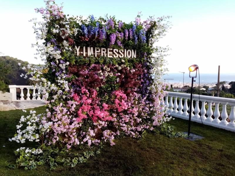 Ce mur de fleurs en location est dans l'ambiance des fleurs du printemps pour le Festival de Cannes 2024.