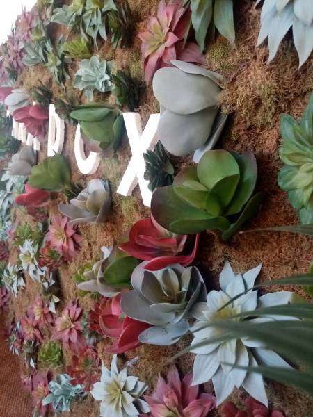 Mur de fleurs naturelles ou artificielles pour événements privés et professionnels en paca