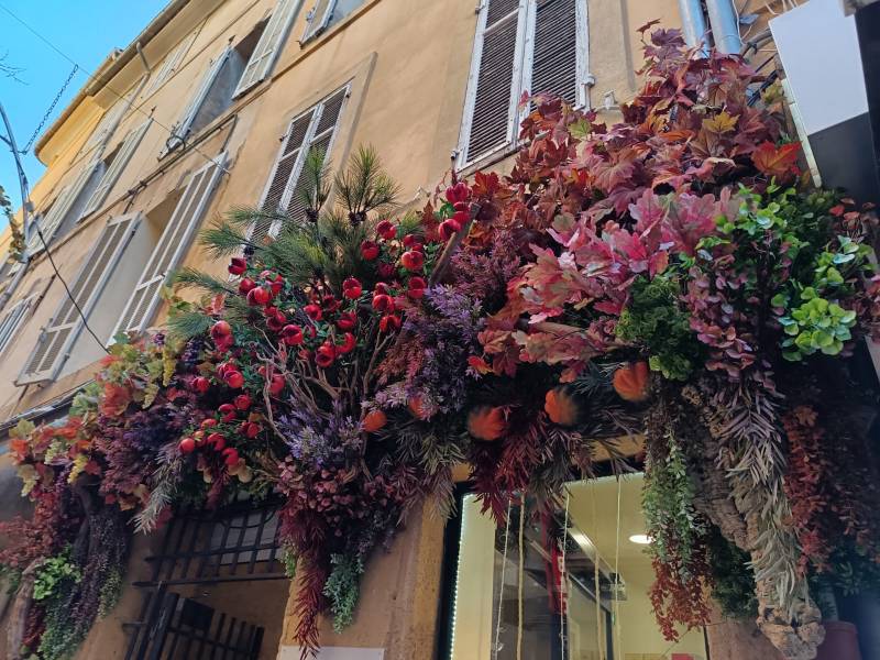 Elea épicerie fine et salon de thè confie son décor de vitrine d'automne à clorofil events.