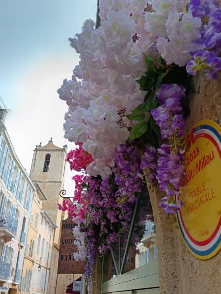 Ce décor de fleurs de printemps est demandé pour la Restaurant La Tomate Verte à Aix en Provence.