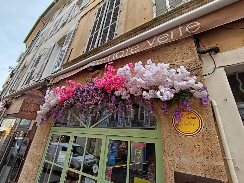 Les fleurs sont choisies en glycine mauve, amandier crème, cerisier rose et clématite parme pour le restaurant La Tomate Verte d'Aix en Provence.