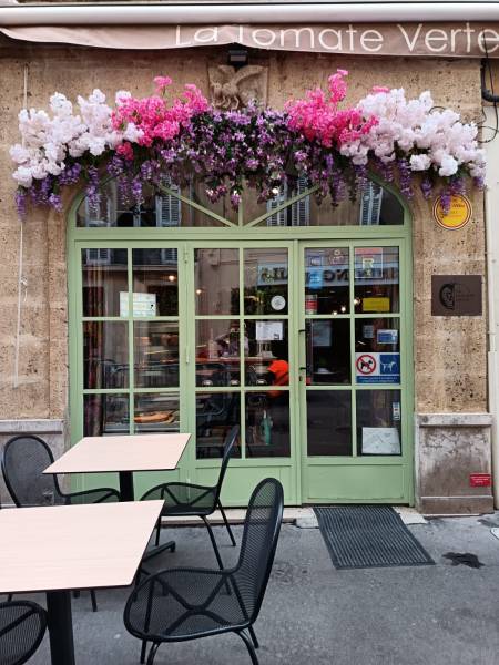 Le style printanière aux formes de frise en cascade très classique s'harmonise à merveille avec le type architectural de ce restaurant aixois.