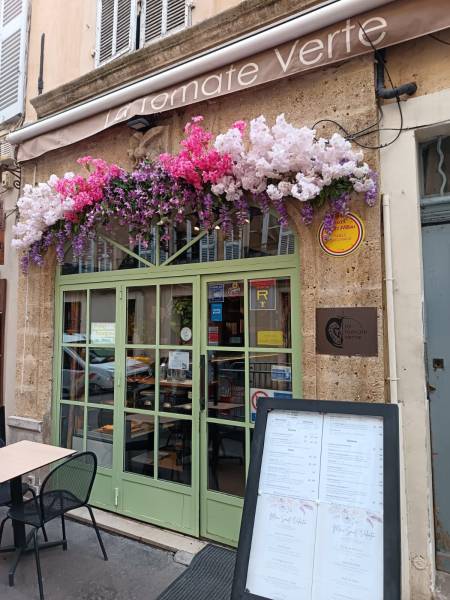 Cette frise florale est soit à la vente ou à la location sur Aix en Provence.