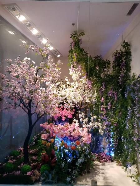 Dans l'allée de l'entrée du restaurant éphèmère, le soucis du détail est précieux pour continuer le voyage dans le jardin printanier à Marseille aux Terrasses du Port.