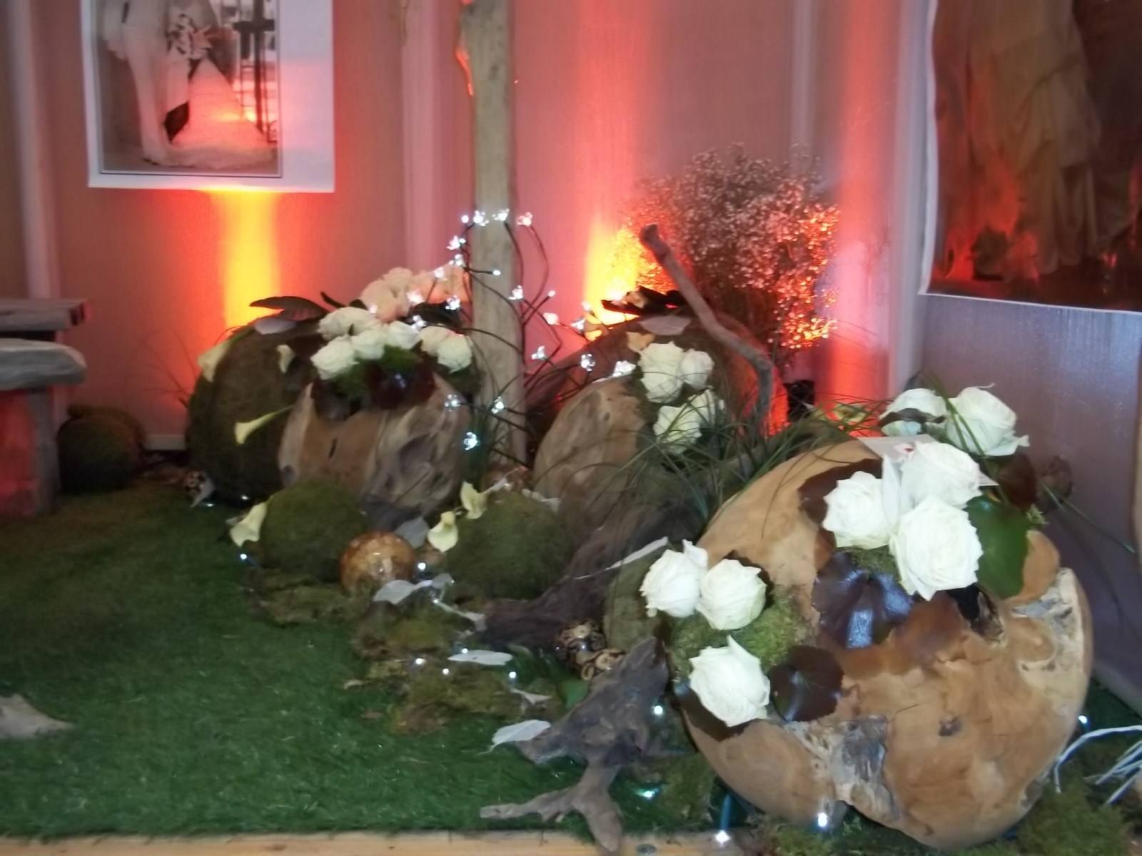 joli parterre de boule en teck et de roses blanches