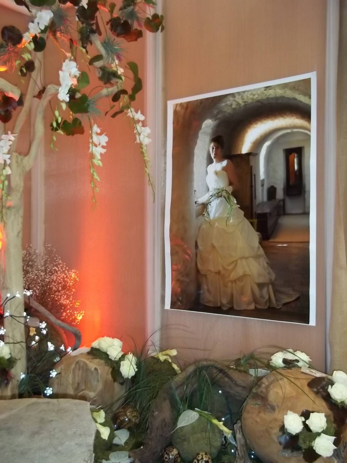 selon la couleur de la robe de la mariée, les fleurs s'harmonisent avec gaité