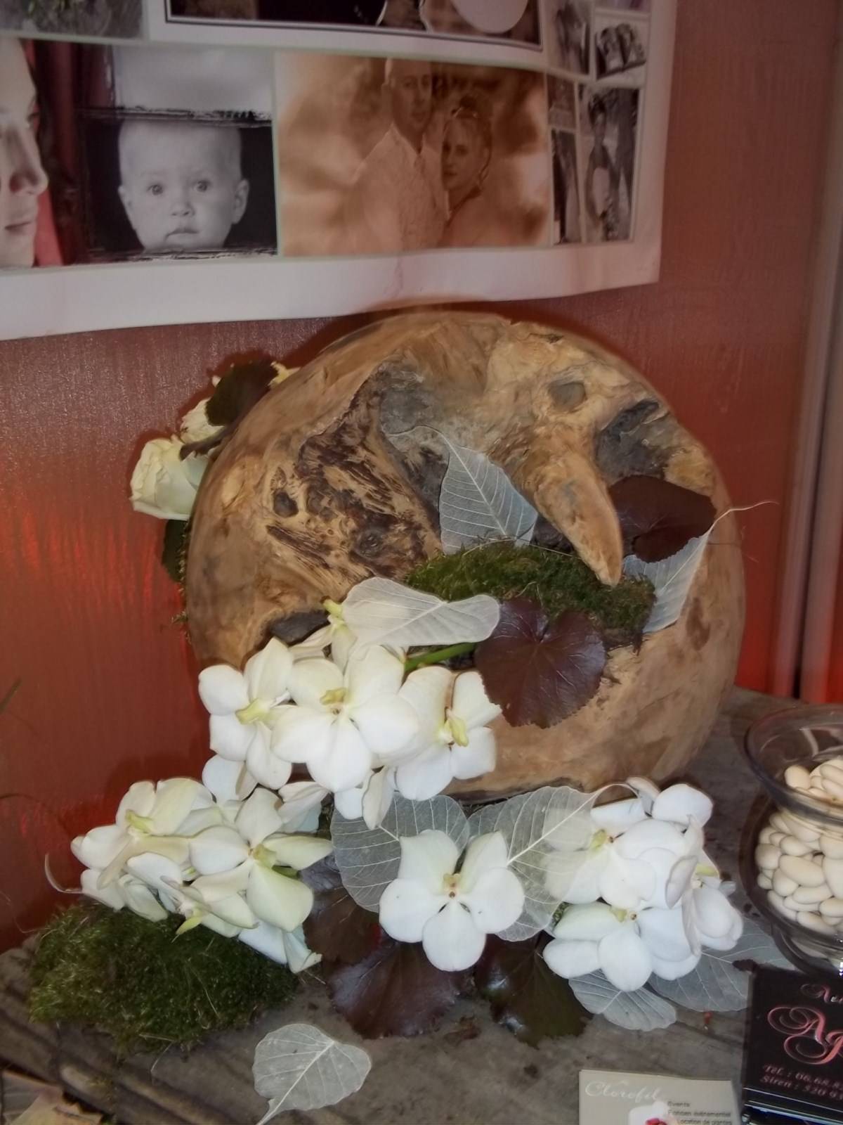 centre floral d'orchidées blanches.