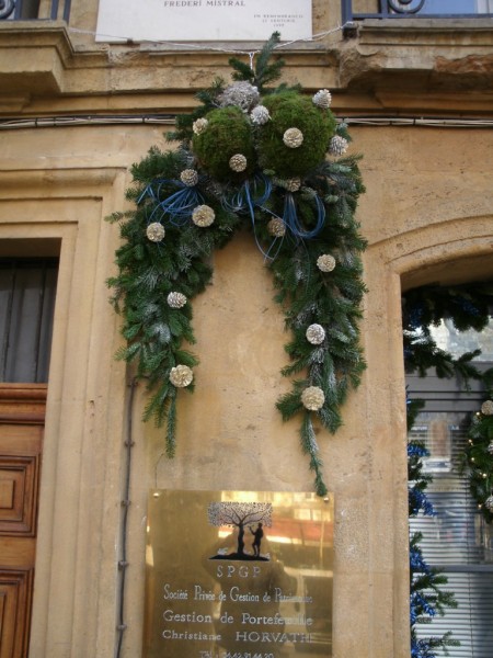 Location pose et retrait de décoration de façade de noël Aix en Provence