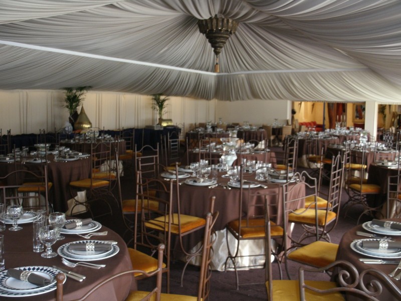 LE PACHA  A PERTUIS. DECORATION FLORALE CENTRE DE TABLE MARIAGE PACA VAUCLUSE VAR GARD