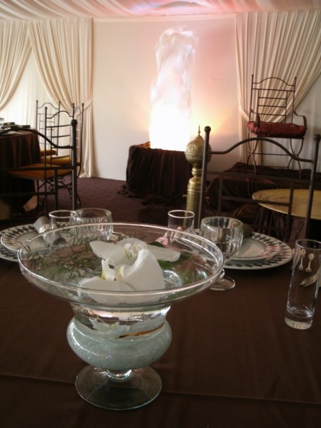 LE PACHA  A PERTUIS. DECORATION FLORALE CENTRE DE TABLE MARIAGE PACA VAUCLUSE VAR GARD