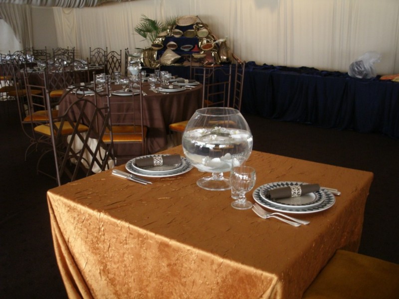 LE PACHA  A PERTUIS. DECORATION FLORALE CENTRE DE TABLE MARIAGE PACA VAUCLUSE VAR GARD