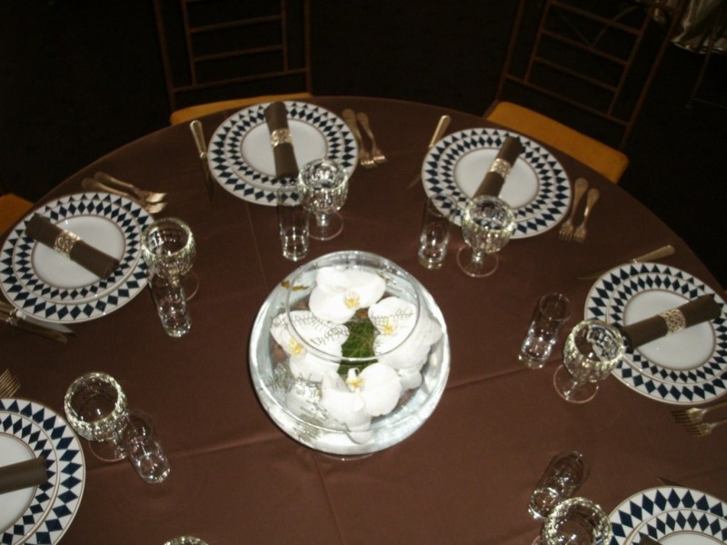 LE PACHA  A PERTUIS. DECORATION FLORALE CENTRE DE TABLE MARIAGE PACA VAUCLUSE VAR GARD