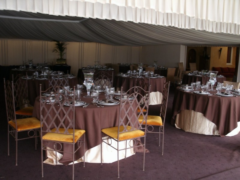 LE PACHA  A PERTUIS. DECORATION FLORALE CENTRE DE TABLE MARIAGE PACA VAUCLUSE VAR GARD