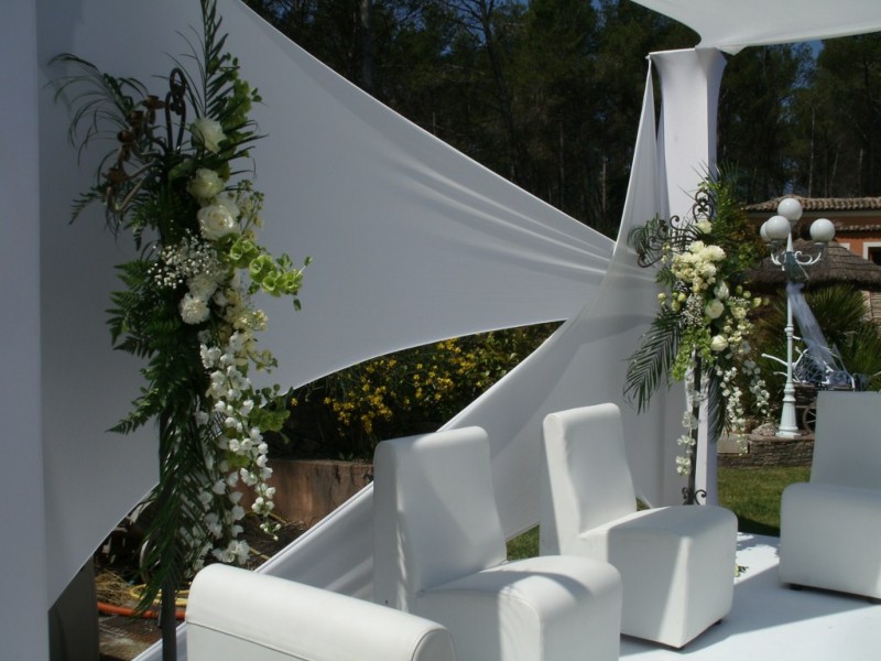DECOR EGLISE LIEU DE CULTE  CEREMONIE AIX MARSEILLE PACA ARLES AVIGNON CASSIS TOULON