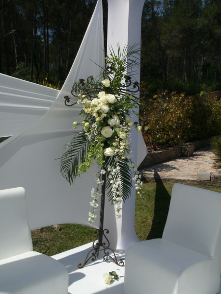 DECOR EGLISE LIEU DE CULTE  CEREMONIE AIX MARSEILLE PACA ARLES AVIGNON CASSIS TOULON