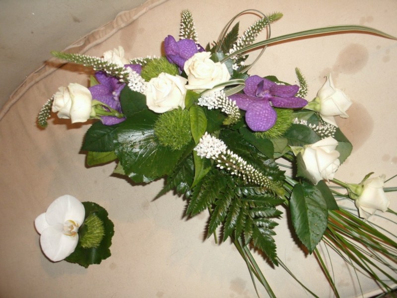 MARIAGE BOUQUET  MARIEE BOUTONNIERE BOUQUET A LA VIERGE  MARSEILLE PACA VAUCLUSE VAR GARD HERAULT