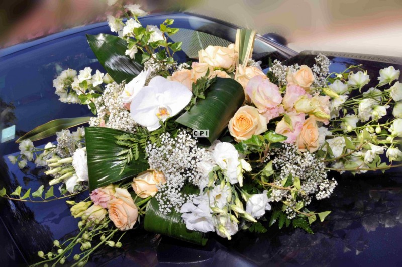 Voiture des mariés  décoration florale de cortège en région PACA