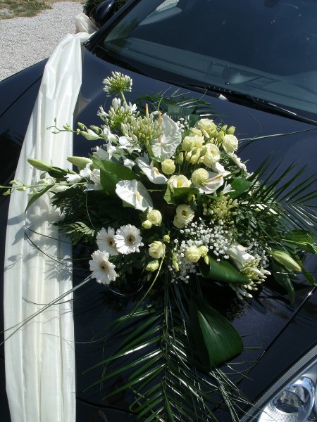 Voiture des mariés  décoration florale de cortège en région PACA