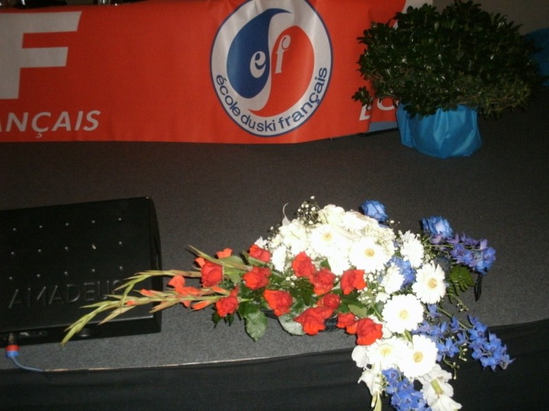 Location de composition florale pour scène exposition podium sur Aix en provence