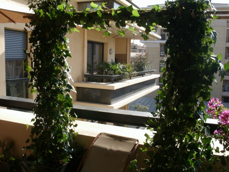 création de jardin en terrasse suspendue paysagiste avignon salon de provence aix en provence paca