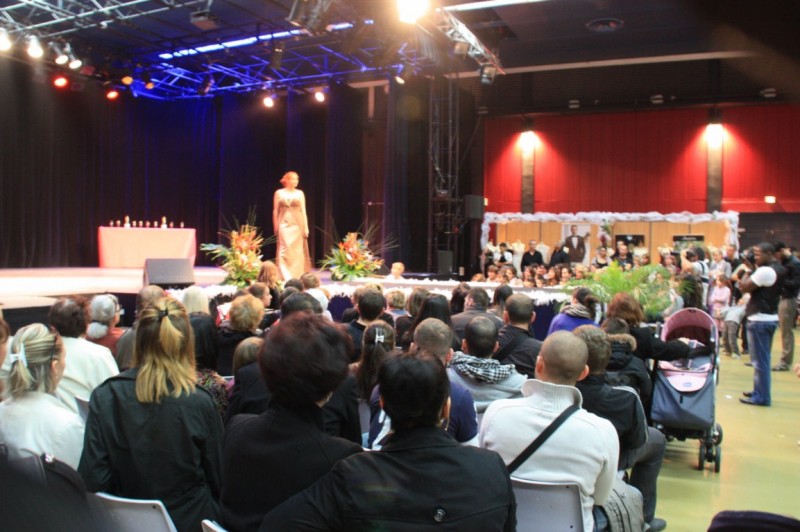 Décoration florale de scène et stand exposition pour salon, podium de défilé de mode Salon de Provence