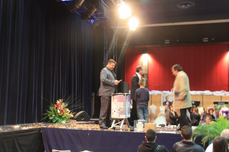 Décoration florale de scène et stand exposition pour salon, podium de défilé de mode Salon de Provence