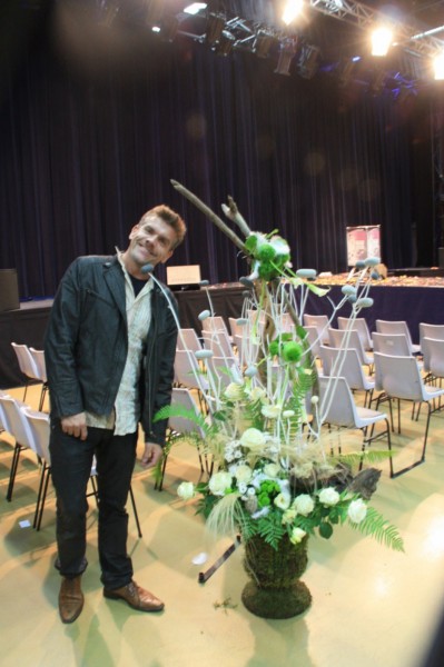 Décoration florale de scène et stand exposition pour salon, podium de défilé de mode Salon de Provence