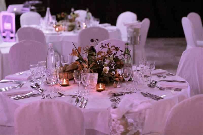 Décoration florale, centre de table pour soirée, gala, dîner spectacle Marseille
