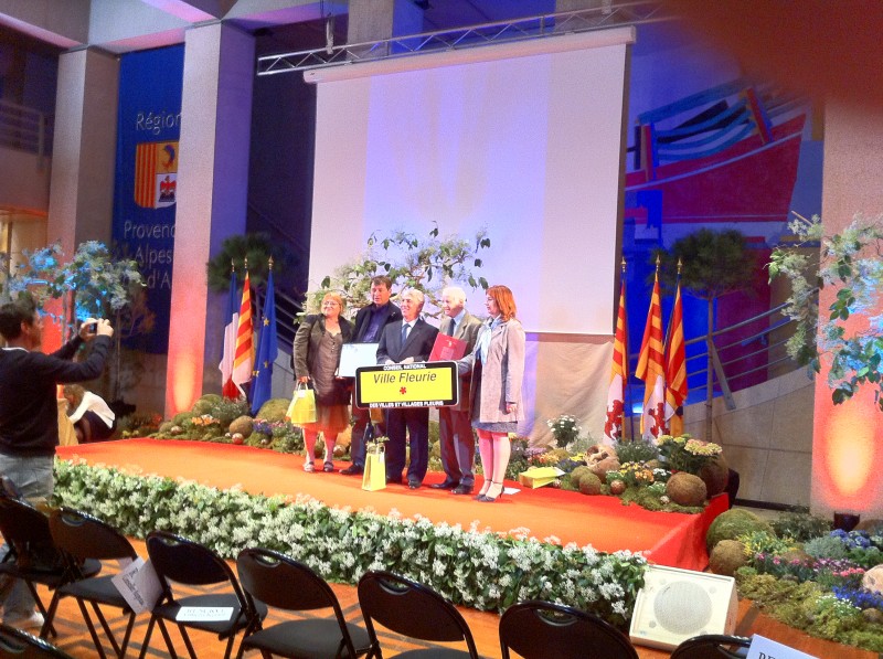 scène végétale et florale decor de salon de stand exposition remise de prix marseille