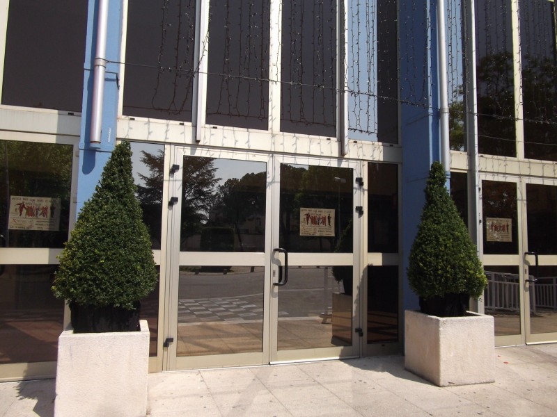 DECOR DE SCENE PODIUM BILLETERIE POUR SPECTACLE PACA VAR HERAULT APLES VAUCLUSE